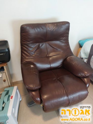 כורסא עם מנגנון חשמלי