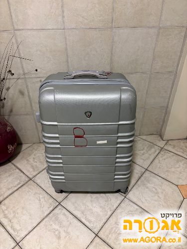 מזוודה קשיחה