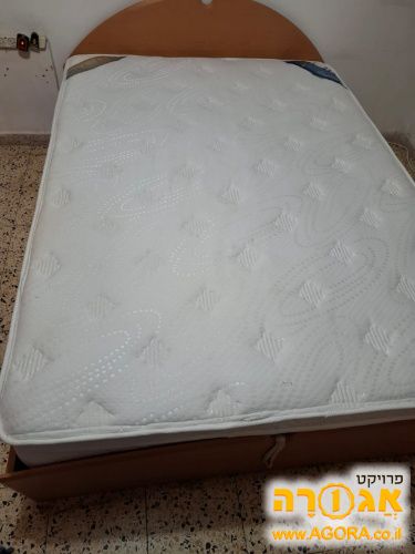 מיטה זוגית עם מזרן