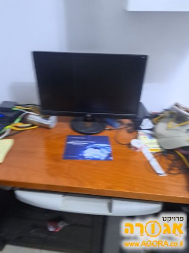 מחשב ושולחן מחשב
