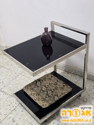 עגלת תה מזכוכית כהה עם מסגרת מתכת