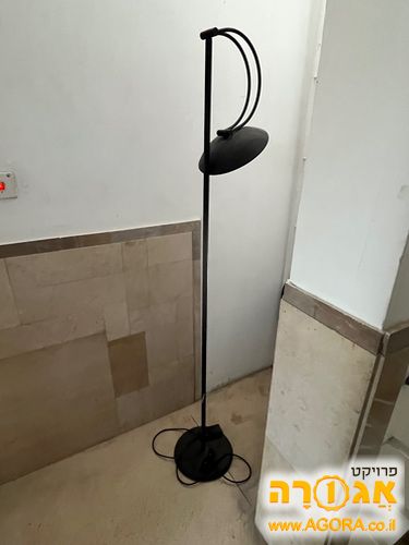 מנורה עומדת