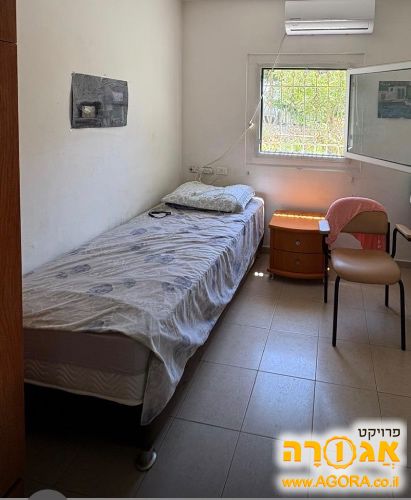 ארון, מיטה, שולחן, שידה