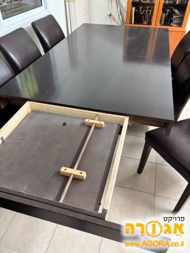 שולחן אוכל וכסאות