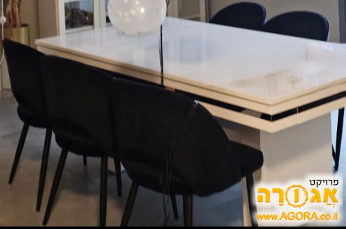 שולחן פינת אוכל וכסאות