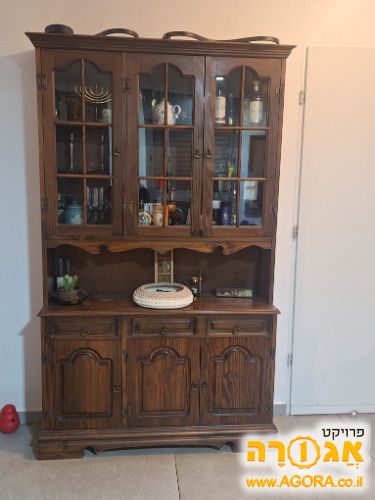 מזנון בסגנון עתיקעם ויטרינת זכוכית