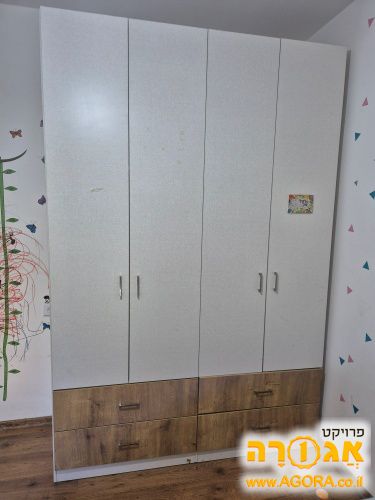 ארון בגדים גדול