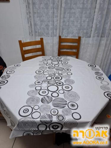 שולחן אוכל וכסאות מעץ