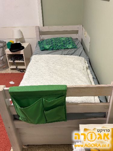 מיטת נוער עם שתי מיטות חבר