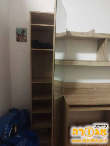 ארון בגדים עם מראה על הדלת