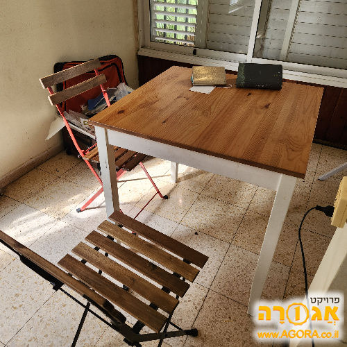 שולחן עץ מרובע של איקאה עם ארבעה כסאו