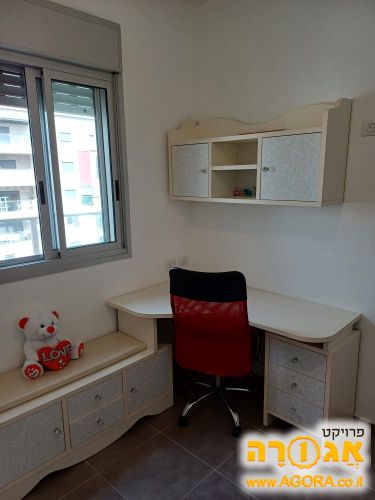 סיפרייה לחדר ילדים+ כיסא