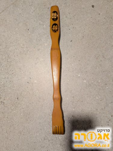 מכשיר עיסוי וגירוד לגב
