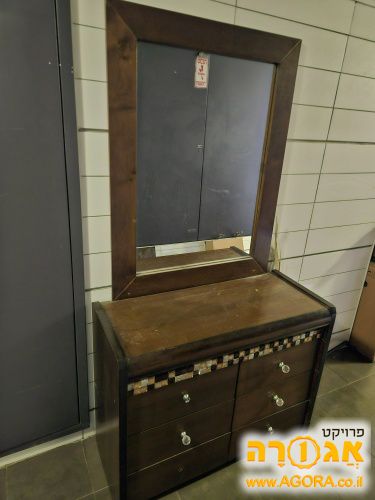 שידה עם מראה