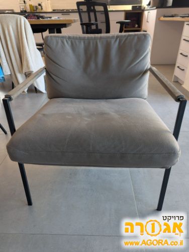 כורסא אפורה