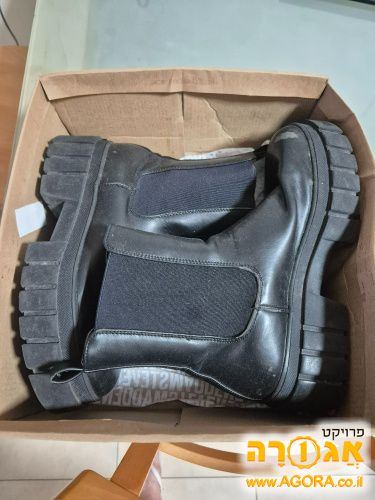 מגפונים שחורים לאשה