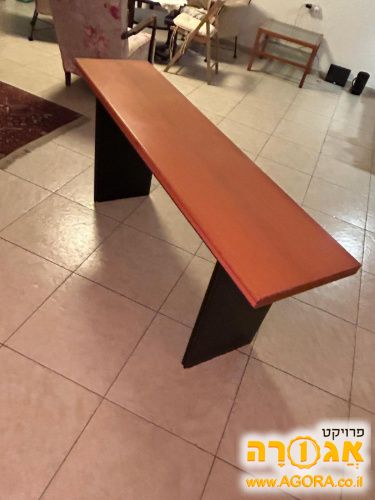 שולחן ספר נפתח