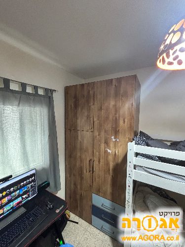 ארון בגדים במצב מצוין