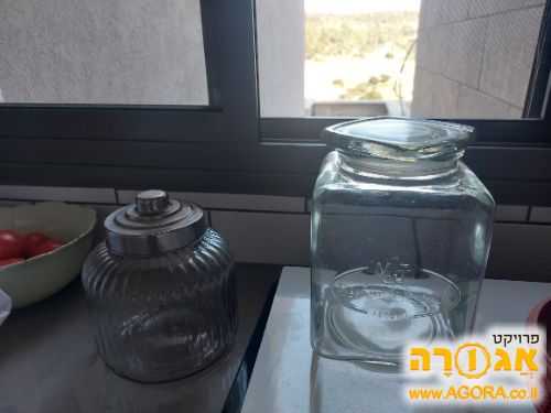 שתי צנצנות גדולות