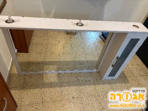 מראה וארונית למקלחת