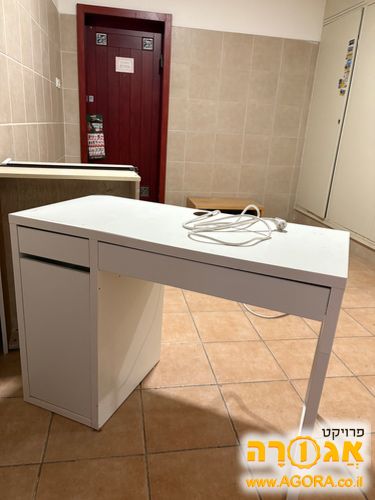 שולחן כתיבה לבן