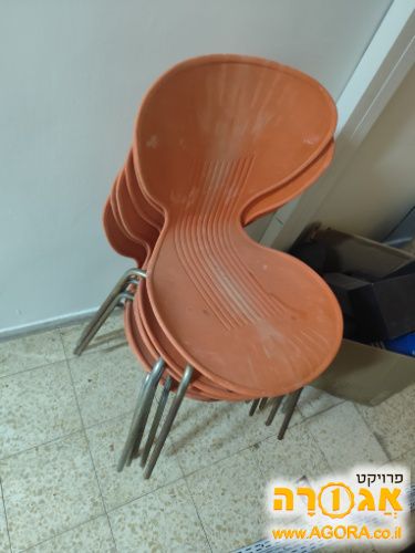 כסאות כתומים