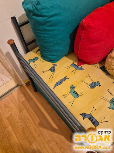 ספה נפתחת עם ארגז אחסון