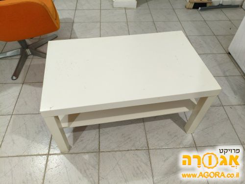 שולחן עץ קטן