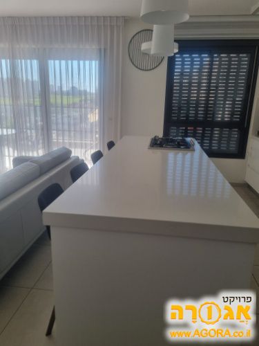 ארונות מטבח כולל שיש, כיור וברז ואי