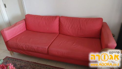 ספה אדומה ונוחה