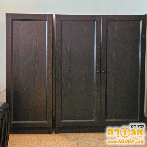 ארונות ספרים עם דלתות