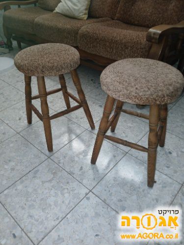 ספה וכורסה ושני כסאות קטנים