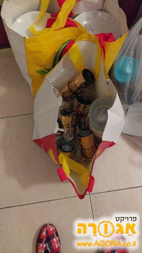 צלחות וכוסות