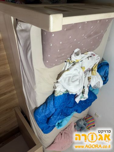 מיטת יחיד עם מיטה נפתחת