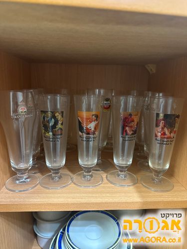 כוסות בירה גבוהות