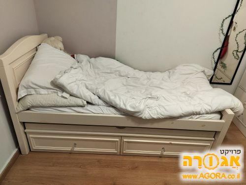 מיטת יחיד +מיטת חבר ללא מזרנים