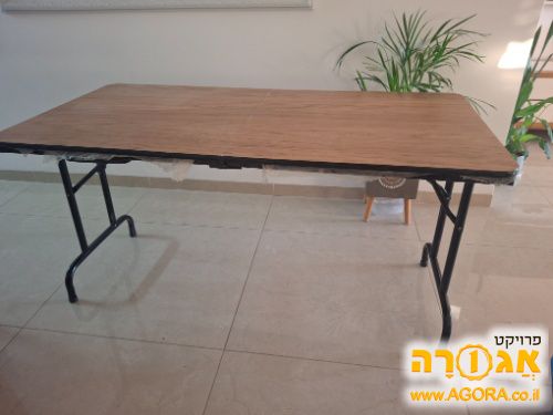 שולחן עץ עם רגלי מתכת מתקפל