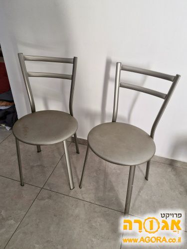 2 כסאות אפורים