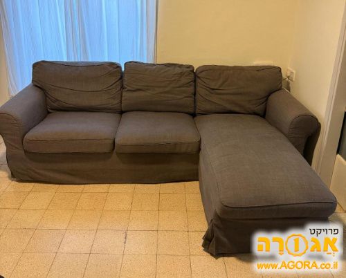 ספה מרווחת עם שזלונג ואופי נוח