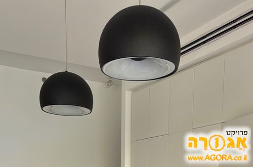 שני גופי תאורה תלויים בצבע שחור