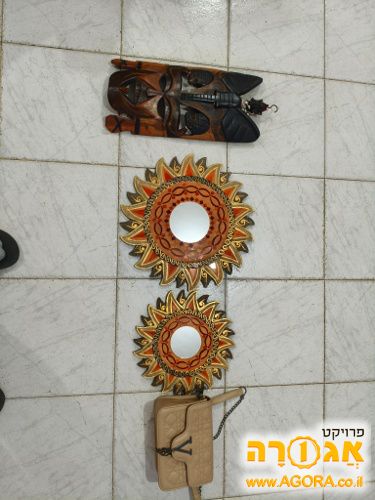 מראות שמש, פסל קיר ותיק