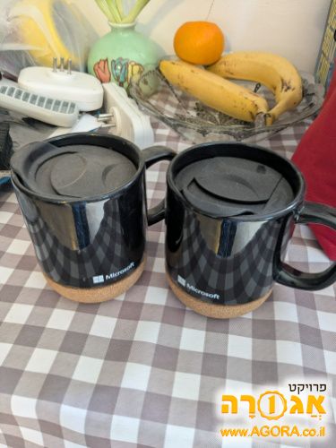 שני ספלים עם מכסה