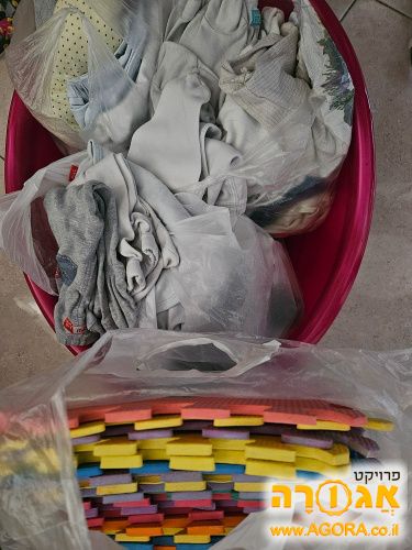 בגדי תינוקות ומשטח מתחבר מסול