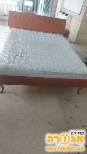 מיטה זוגית עם מזרון