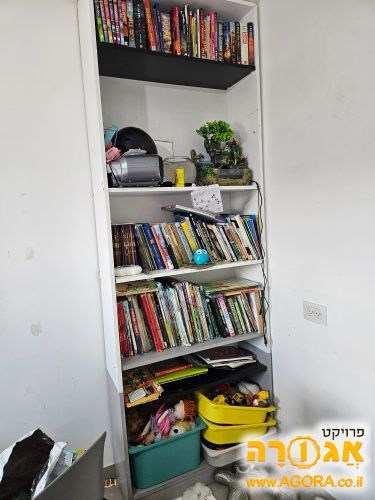 ספריה מעץ סנדוויץ