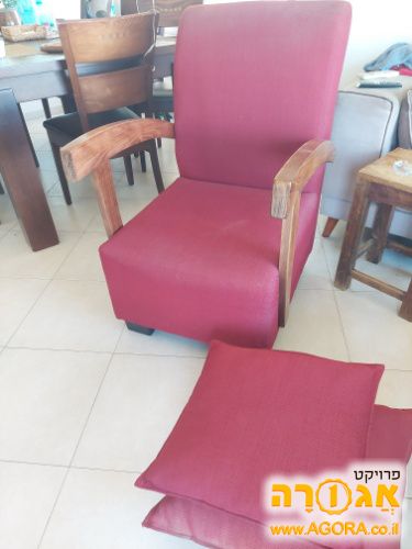 כורסה וכריות תואמות