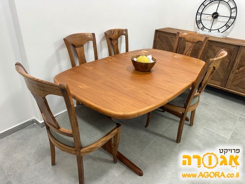שולחן וכיסאות