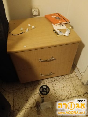 שידת עץ עם מגירות