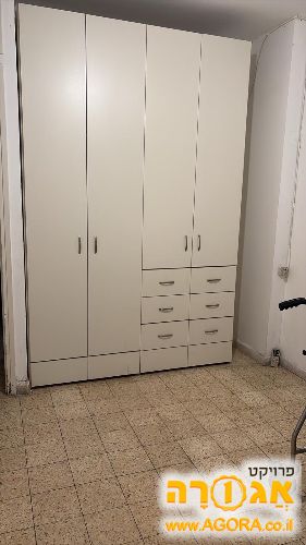 ארון בצבע קרם