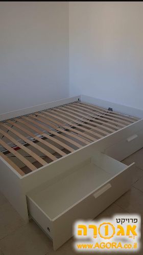 מיטה זוגית עם אחסון של איקאה